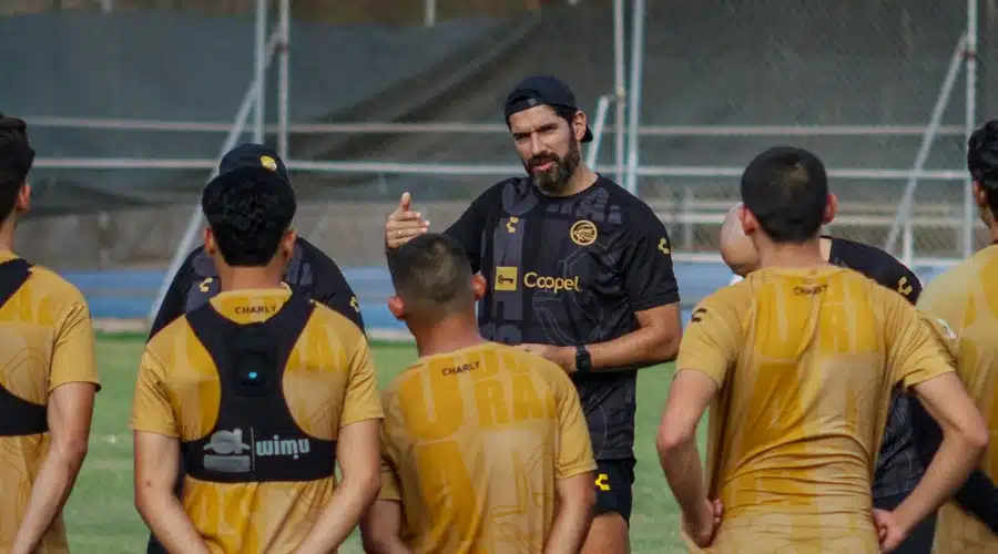 Sebastián “Loco” Abreu conversando con el equipo Dorados de Sinaloa