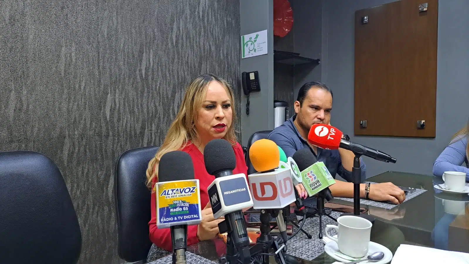 Dulce Ruíz, presidenta de la Asociación de Mujeres Empresarias Jefas de Empresas en Los Mochis, en conferencia de prensa con los medios de comunicación