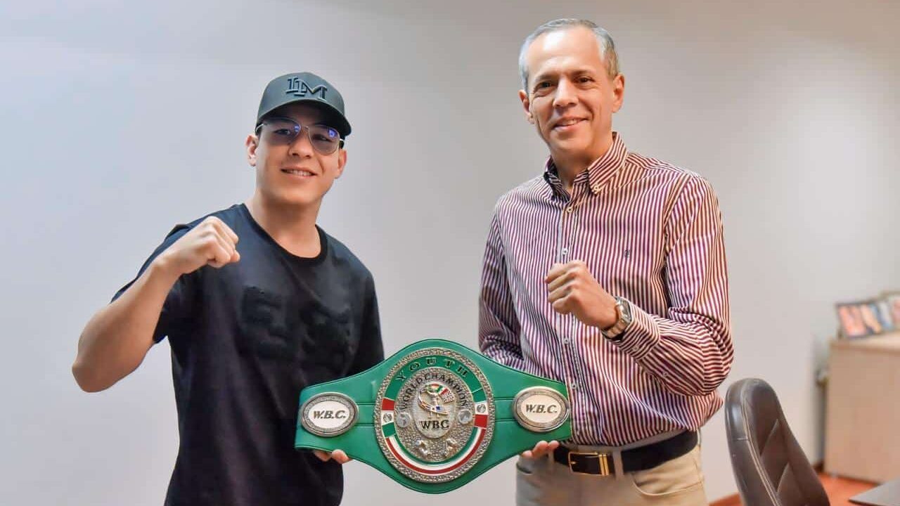 El presidente municipal de Ahome, Gerardo Vargas, recibió al campeón mundial Juvenil Plata del CMB, Karim Bullterrier Arce