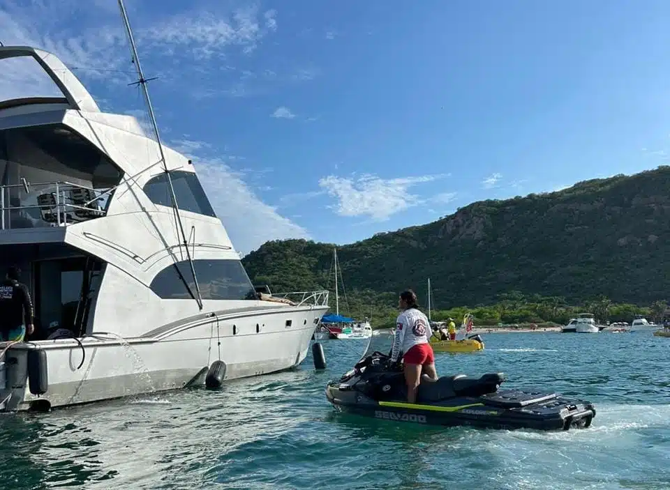 Policía Acuática en una moto llegando a rescatar a personas de una embarcación en Mazatlán