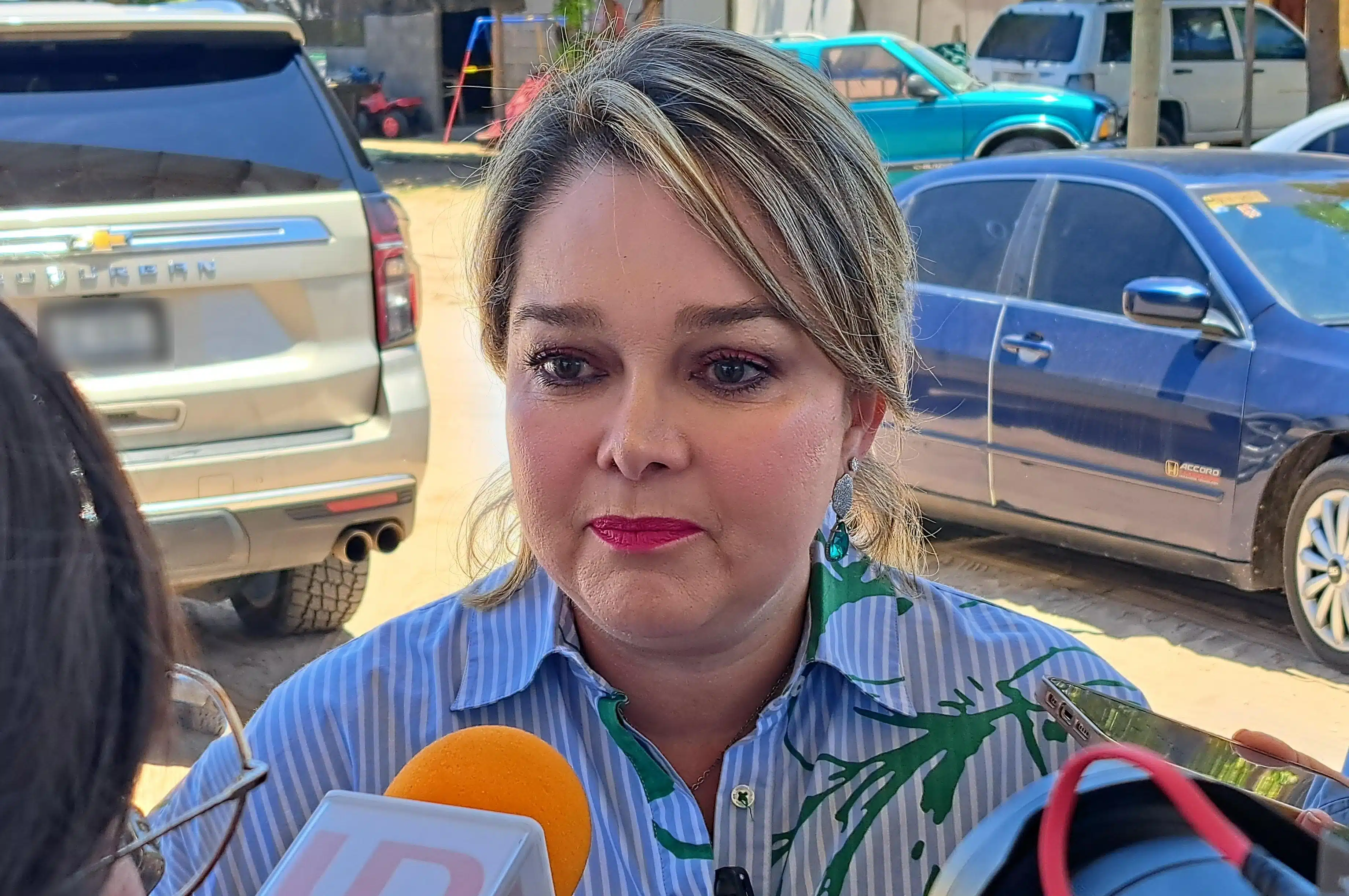 Eneyda Rocha Ruiz, presidenta del Sistema DIF Sinaloa, en entrevista con los medios de comunicación en Altata, Navolato