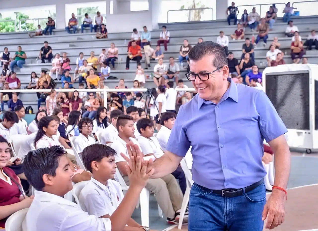 Entrega de becas del Gobierno de Mazatlán