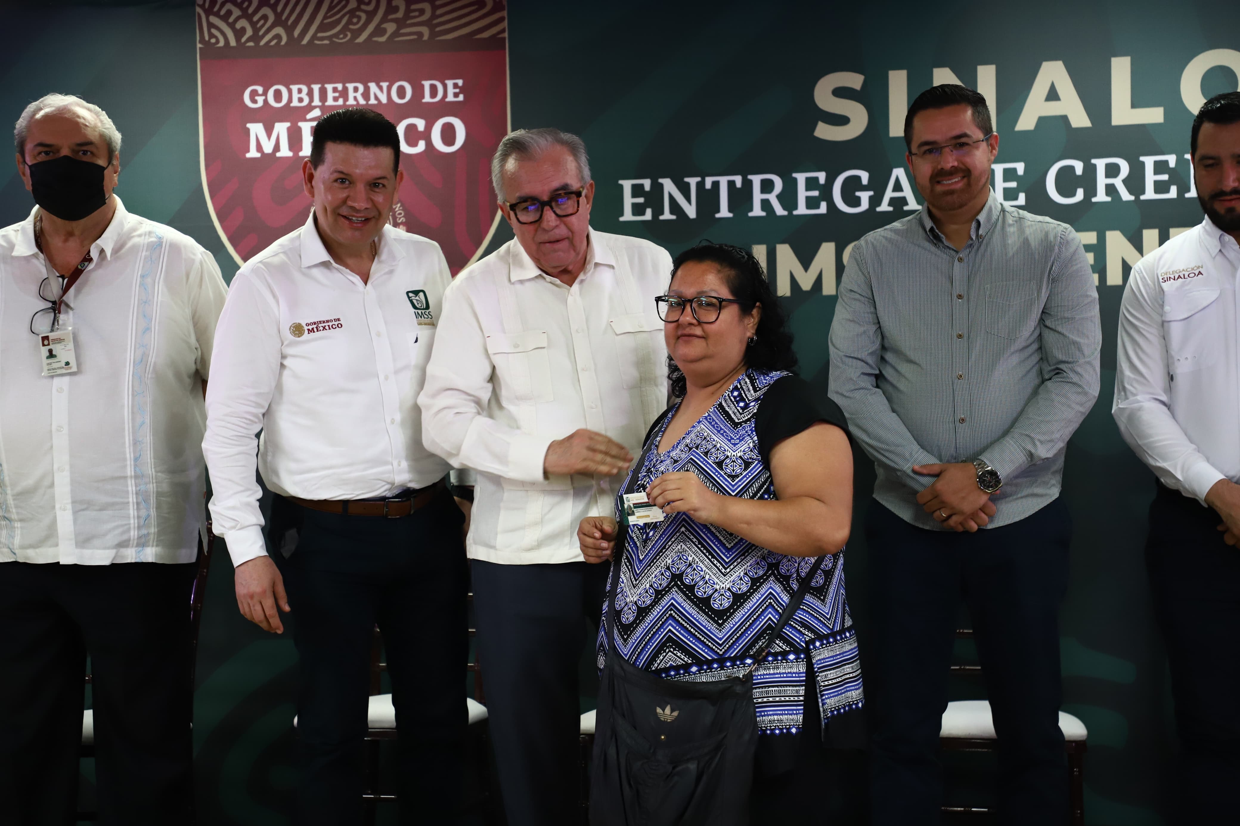 Entrega de credenciales a beneficiados por el IMSS Bienestar