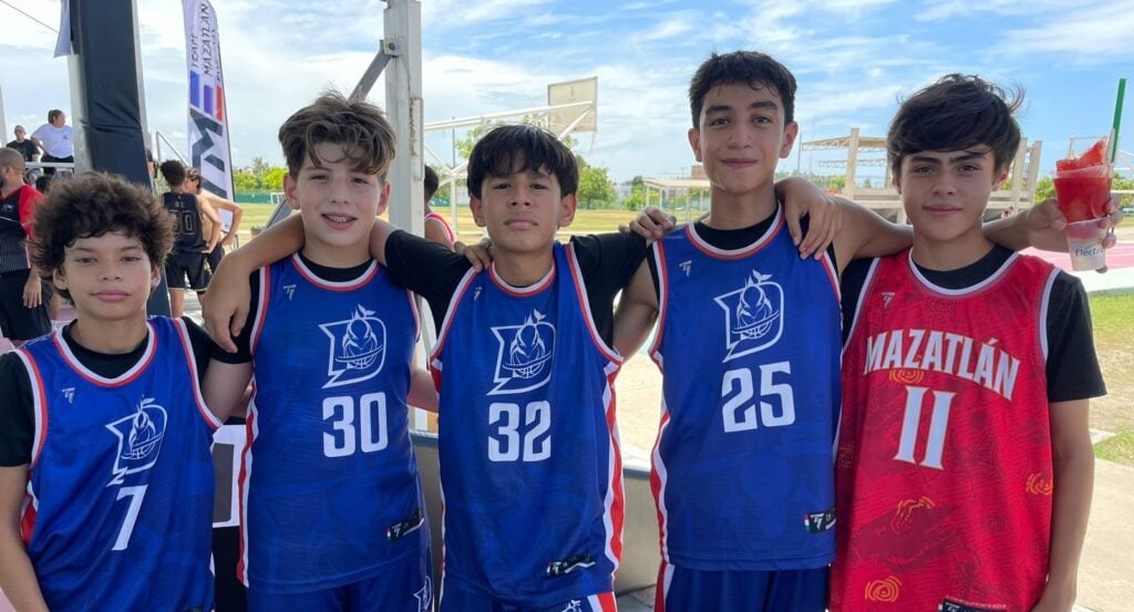 Jugadores de baloncesto en el Hoop It Up 3×3 en Mazatlán