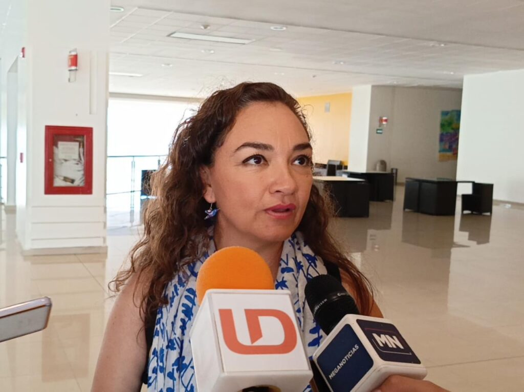 Eunice Murúa Figueroa, directora de Ecología municipal, en entrevista con los medios de comunicación en Mazatlán