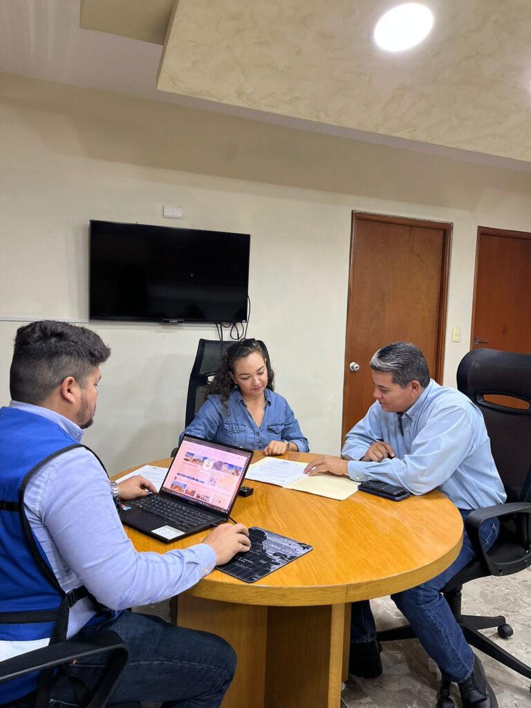 Eunice Murúa Figueroa en reunión con César Padilla