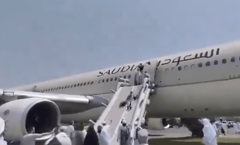 Evacúan de emergencia avión en Pakistán por incendio en una llanta
