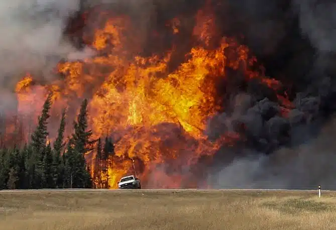 Evacuan a 9 mil personas en Canadá tras fuerte incendio; 14 mil hectáreas afectadas