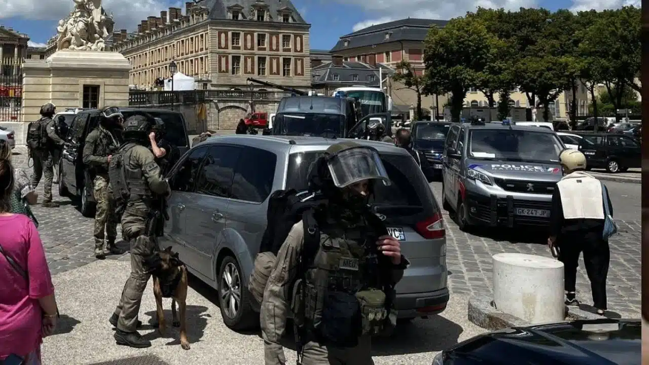 Evacuan a cientos de turistas del Palacio de Versalles tras presunto ataque masivo