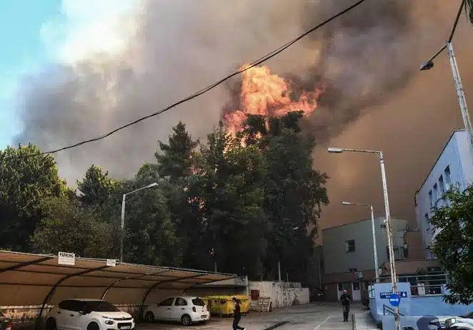 Evacuan a miles tras incendio en la ciudad griega de Patras