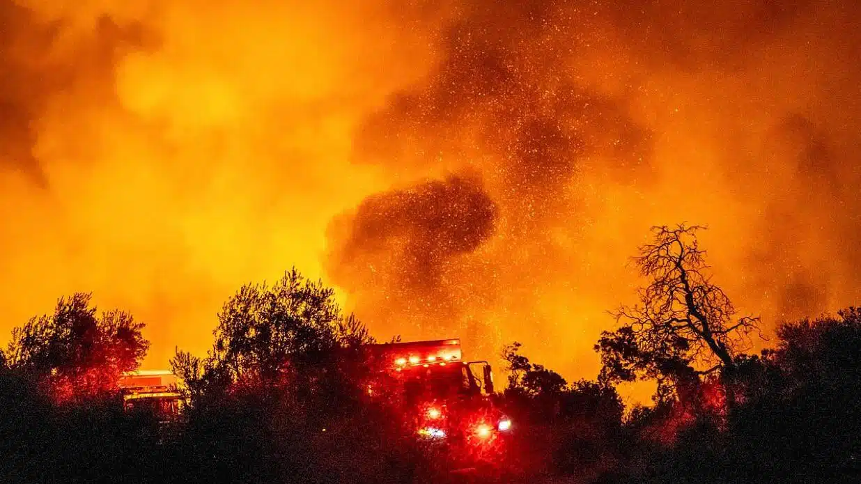 Evacuan más de tres personas en California tras incendios forestales