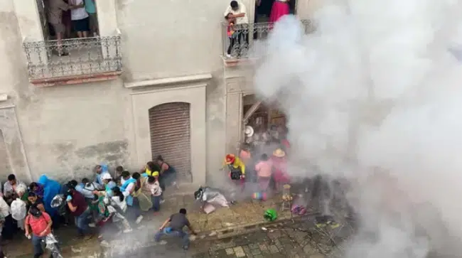 Explosión de pirotecnia deja 7 lesionados en desfile de la Guelaguetza en Oaxaca