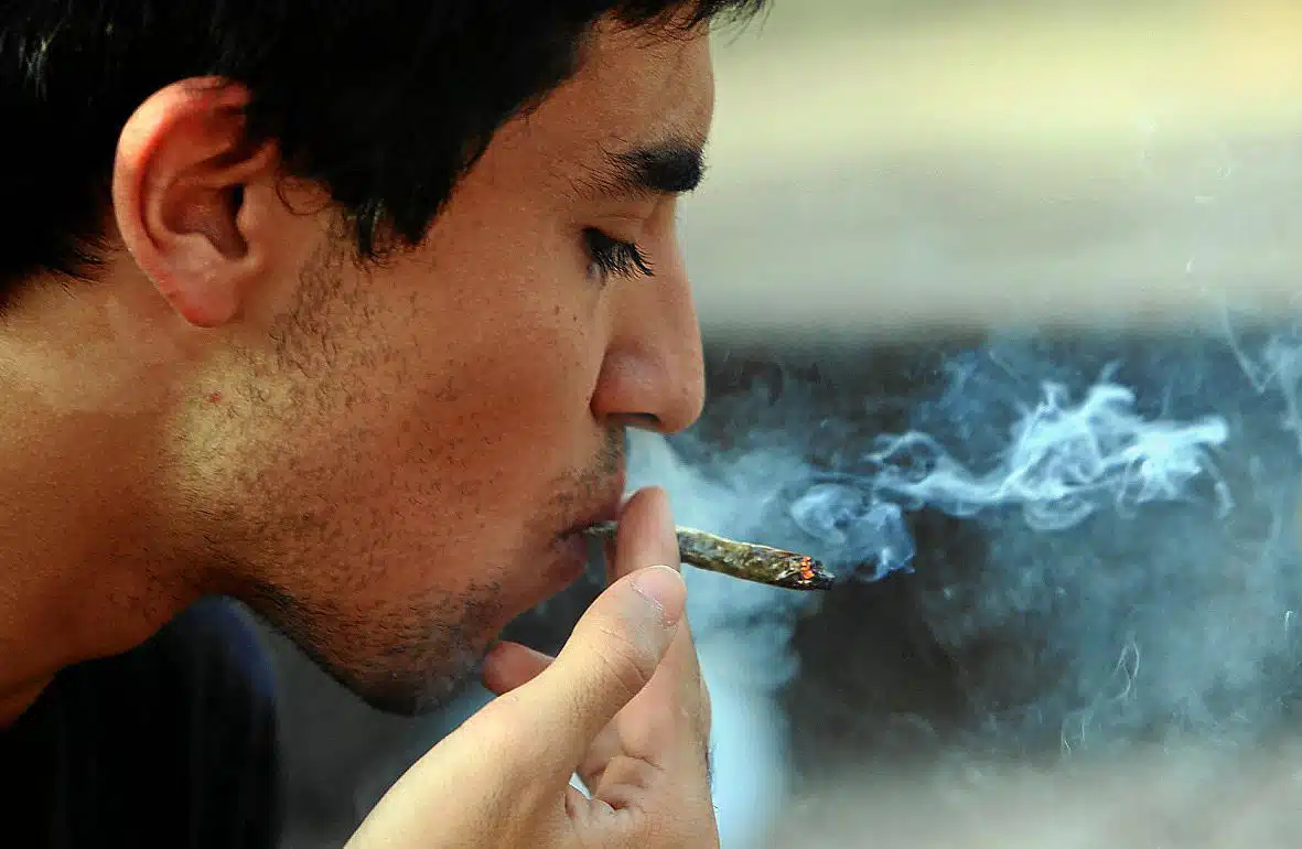 Hombre joven fumando un cigarrillo