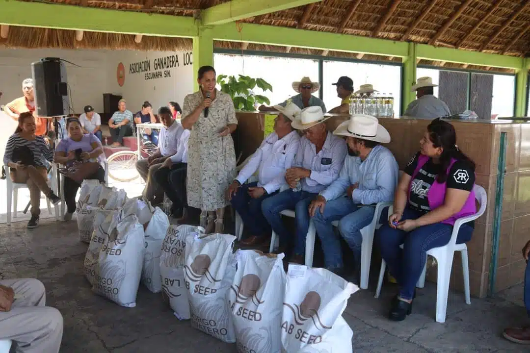 Ganaderos de Escuinapa reciben 750 costales de semilla de sorgo