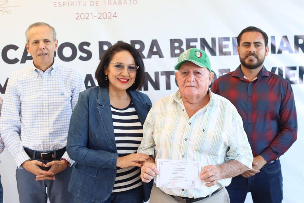Gerardo Vargas Landeros, alcalde de Ahome a la izquierda y la derecha, María Magdalena Rocha Peña durante un evento público de entrega de viviendas en ejido Rosendo G. Castro, Ahome. imagen Línea Directa.
