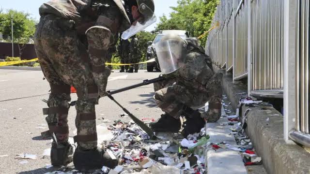 Globo norcoreano con desechos cae en la oficina presidencial surcoreana