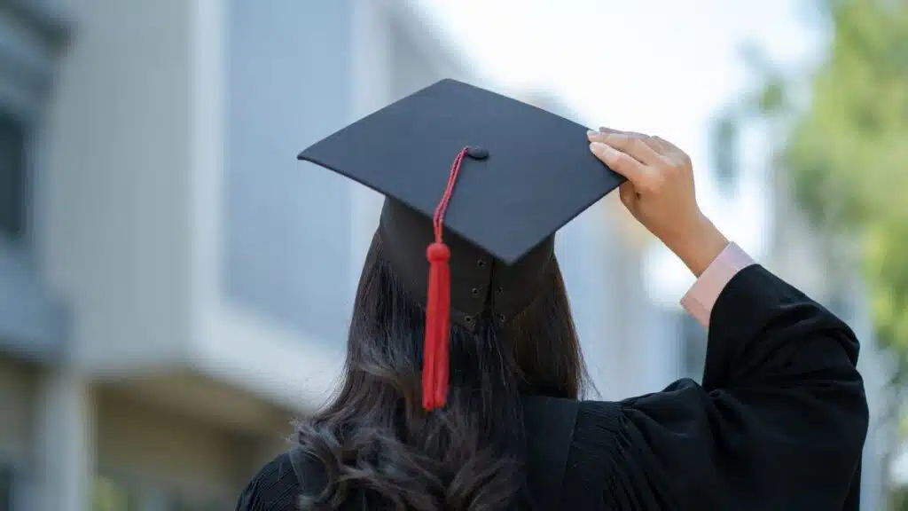 Una mujer con un birrete en la cabeza simbolizando una graduación