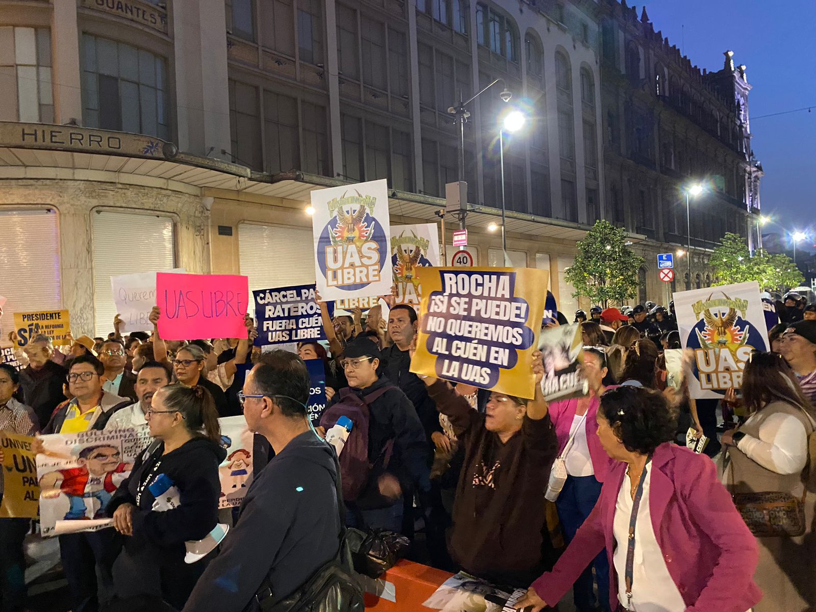 Grupos de personas se reunieron en el Zócalo de la CDMX para mostrar su deconforme con algunos directivos de la UAS
