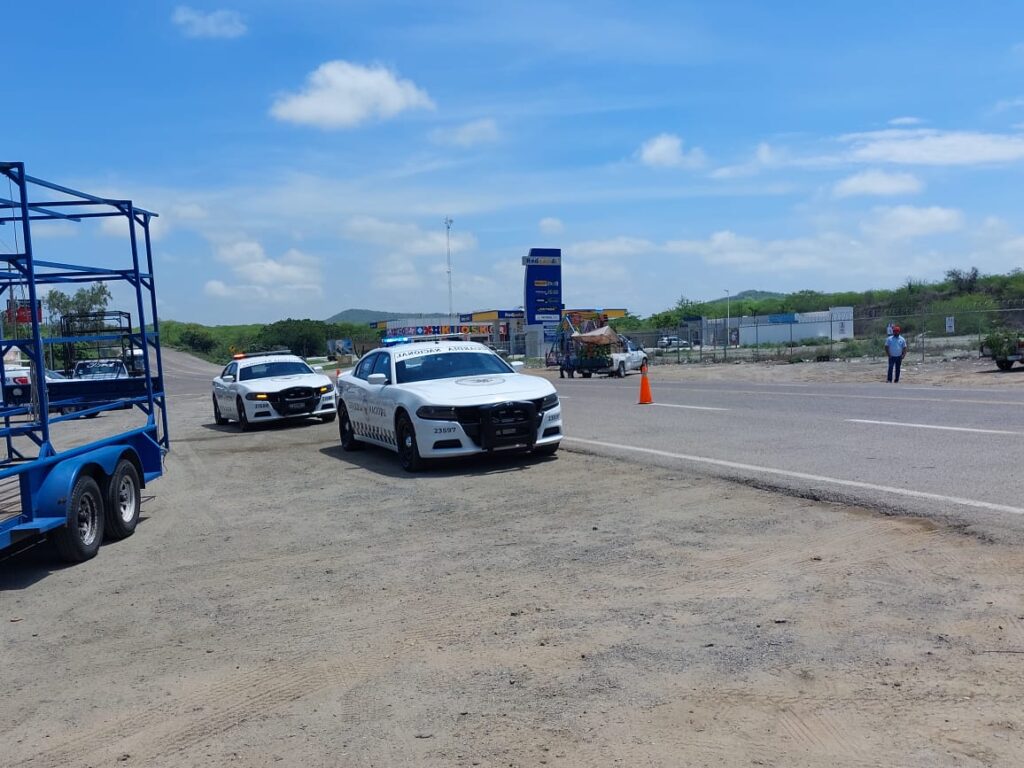 Patrullas de la Guardia Nacional en el lugar donde fue un accidente triple choque en el entronque El Habal-La Noria en Mazatlán