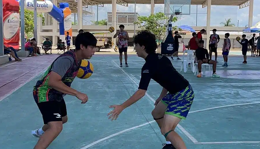 Jugadores de baloncesto en el Hoop It Up 3×3 en Mazatlán