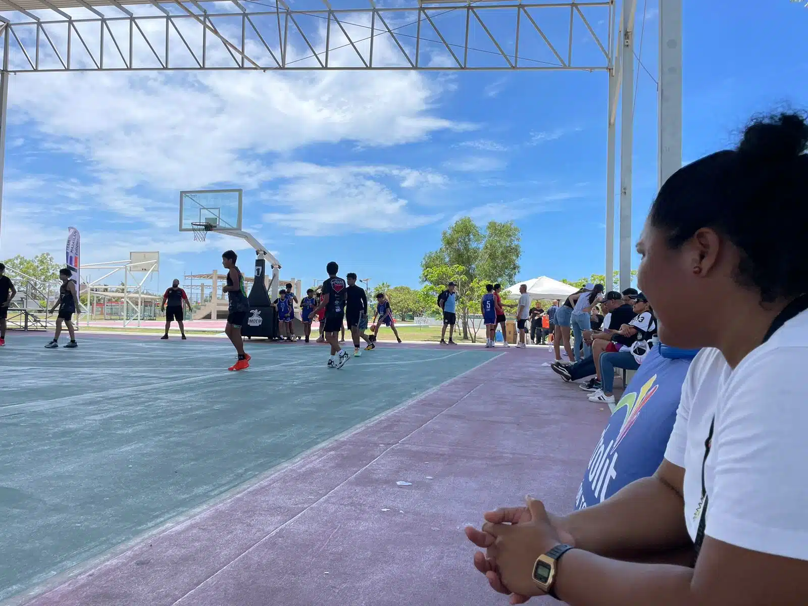 Personas acuden al evento de baloncesto Hoop It Up 3x3 en Mazatlán