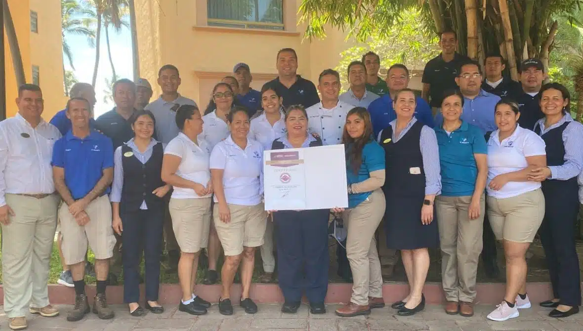 Personal del Hotel Torres Mazatlán con su reconocimiento otorgado por Profepa