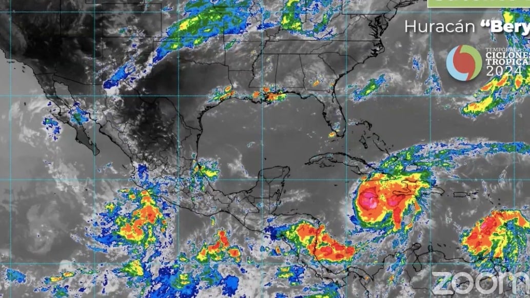 Imagen de satélite del huracán Beryl (izquierda), con trayectoria a la Península de Yucatán