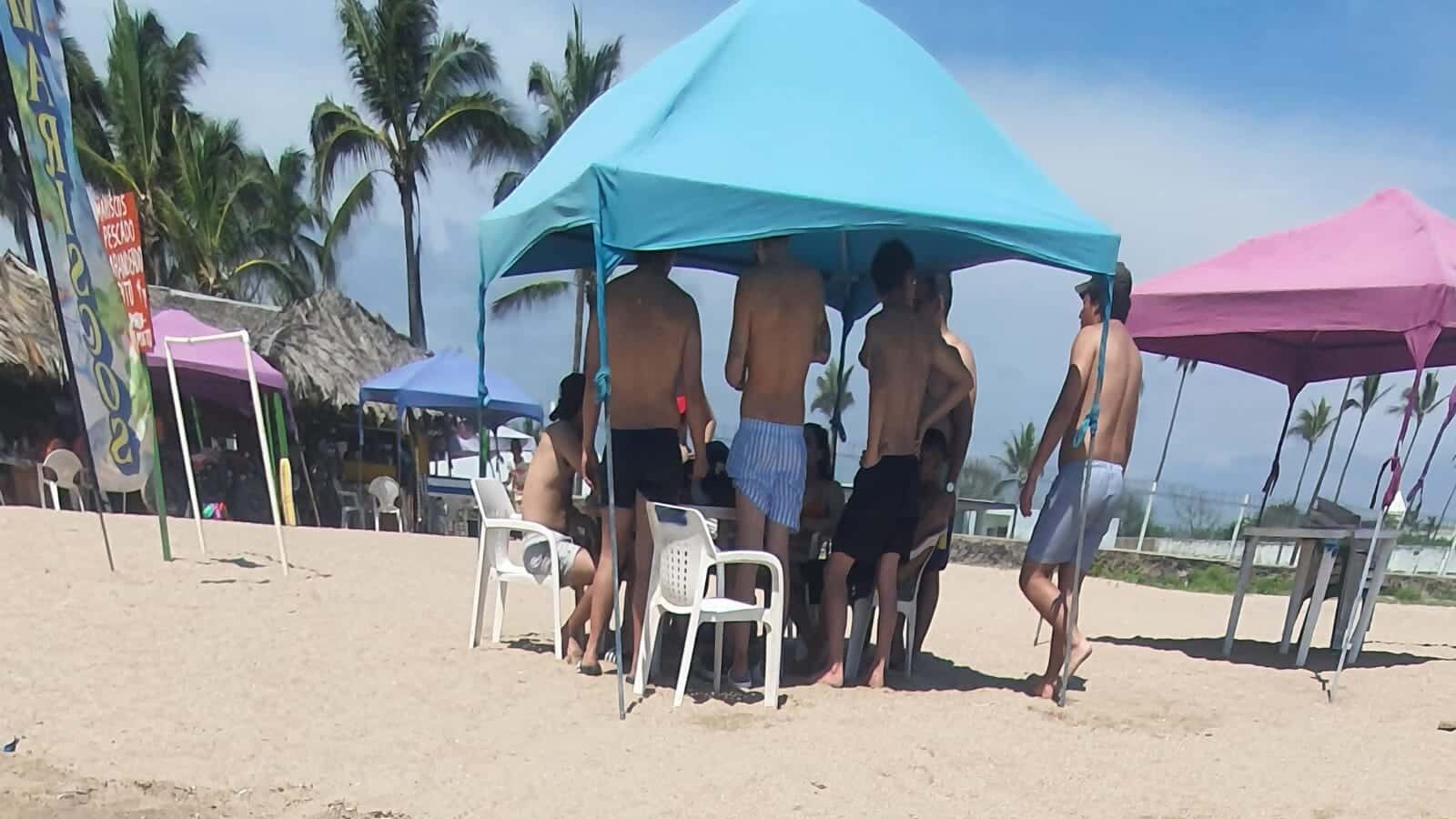 Escuadrón de Salvamento pone a salvo de 10 bañistas que eran jalados por el mar, en Mazatlán
