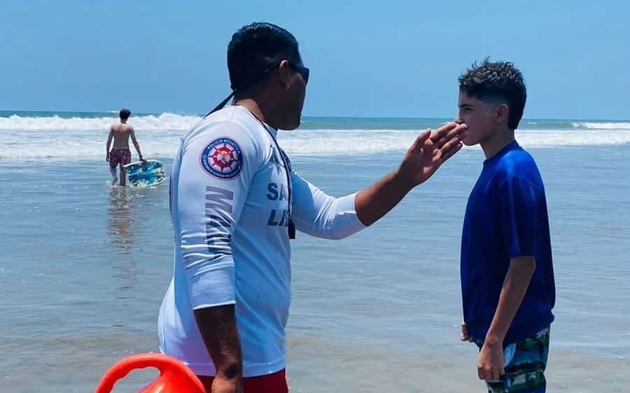 Escuadrón de Salvamento pone a salvo de 10 bañistas que eran jalados por el mar, en Mazatlán