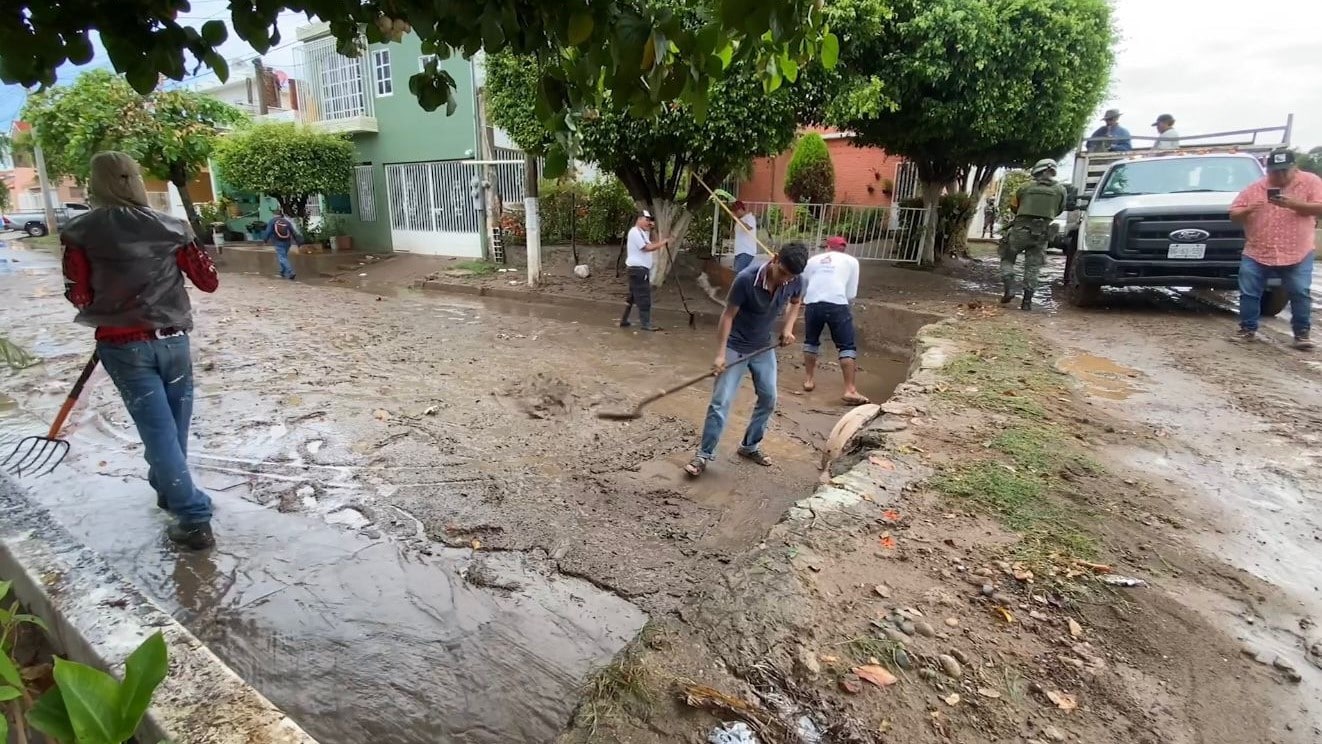 Pavimentación de la Framboyanes, al lado del arroyo Jabalines