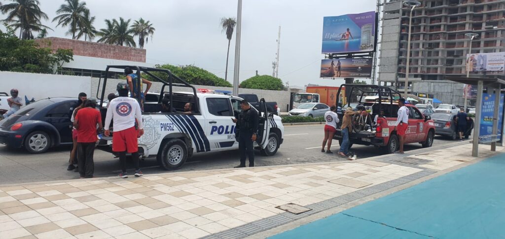 Escuadrón de Salvamento Acuático retira de la playa a 10 personas en Mazatlán