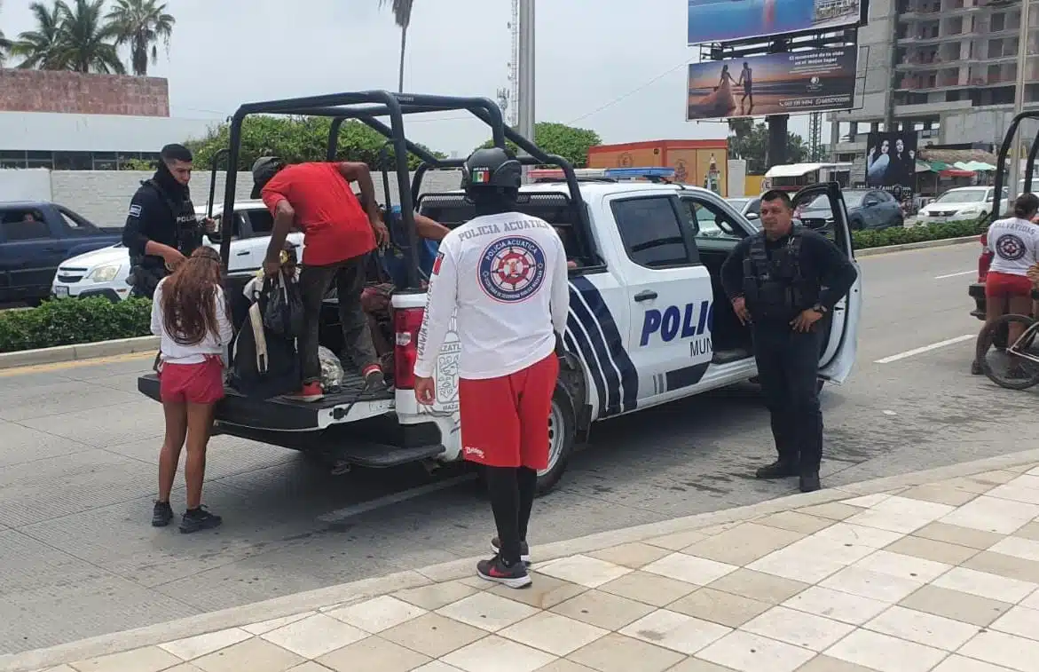Escuadrón de Salvamento Acuático retira de la playa a 10 personas en Mazatlán