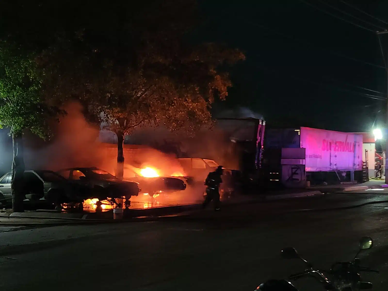 Vehículos incendiándose en el yonque ubicado en la colonia Miguel de la Madrid