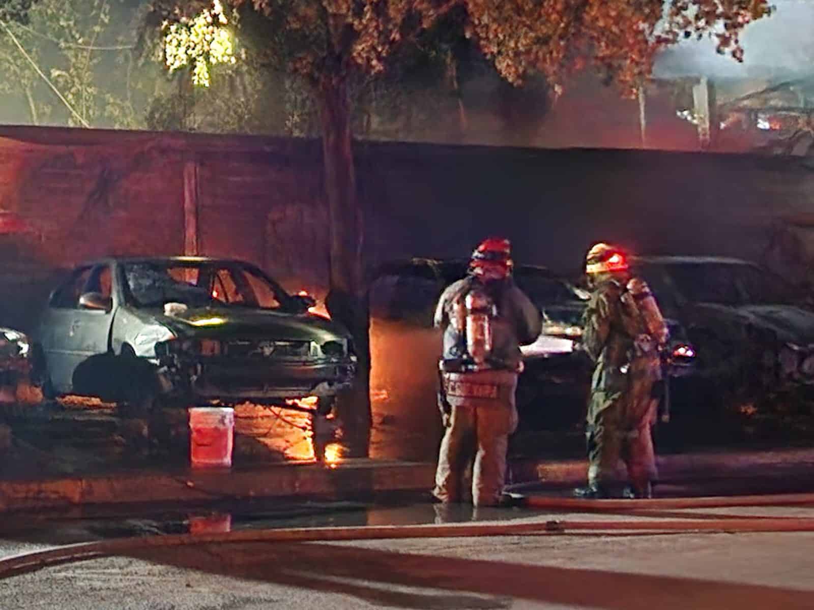 Vehículos incendiándose en el yonque ubicado en la colonia Miguel de la Madrid