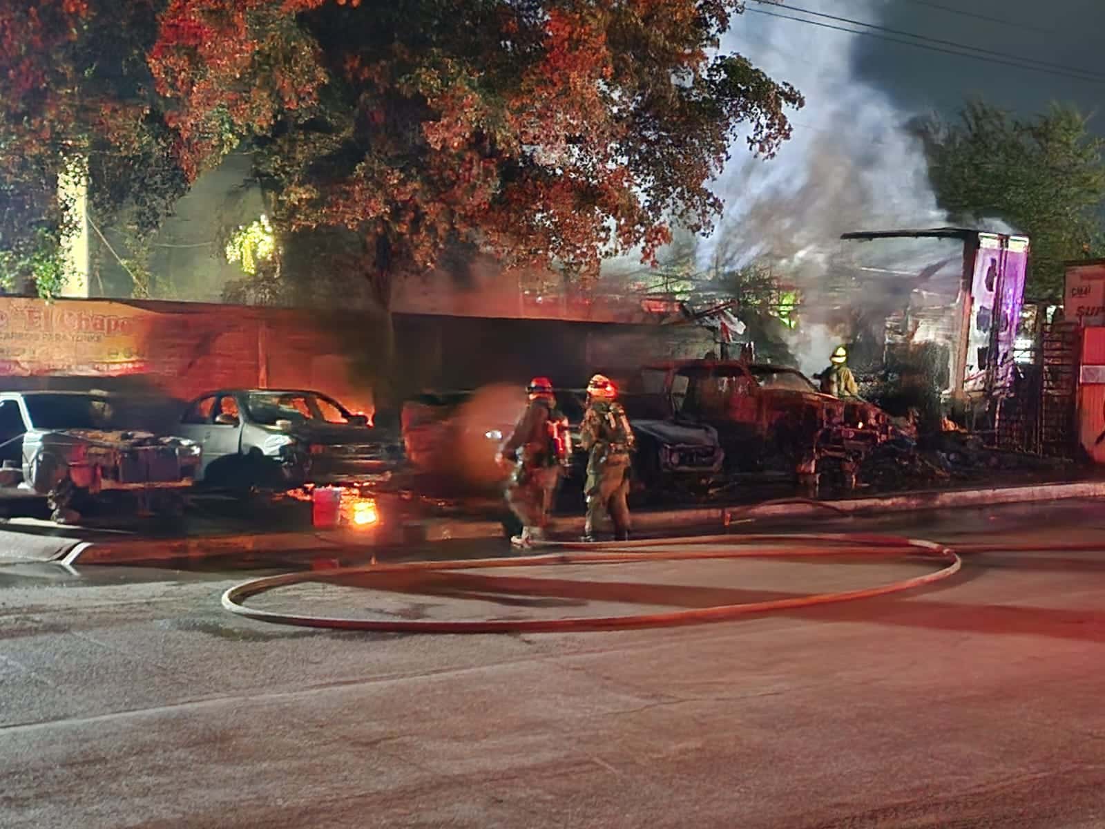 Vehículos incendiándose en el yonque ubicado en la colonia Miguel de la Madrid