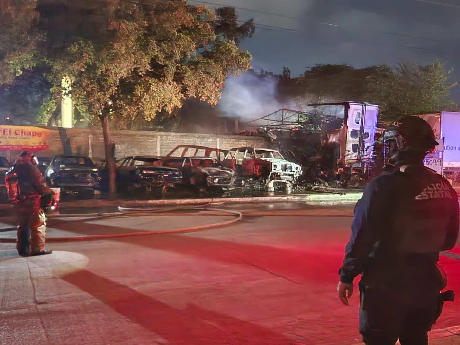 Vehículos incendiándose en el yonque ubicado en la colonia Miguel de la Madrid