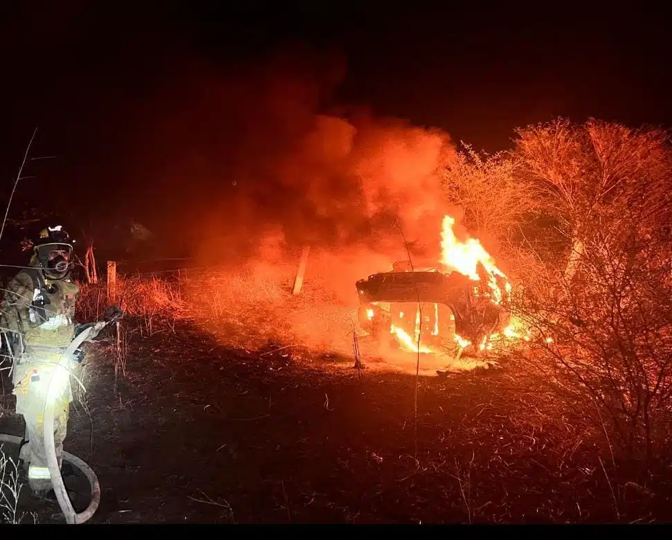 Incendio de vehículoi BMW en Culiacán