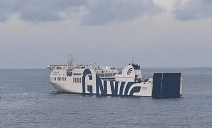 Incendio deja varado a un ferry con más de 400 personas a bordo en Ibiza