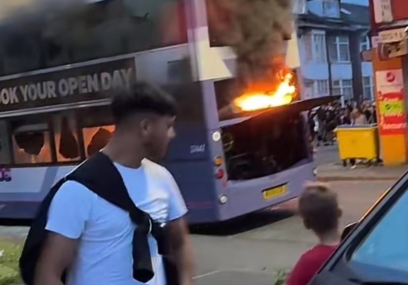 Inmigrantes prenden fuego a un autobús de dos pisos en Reino Unido