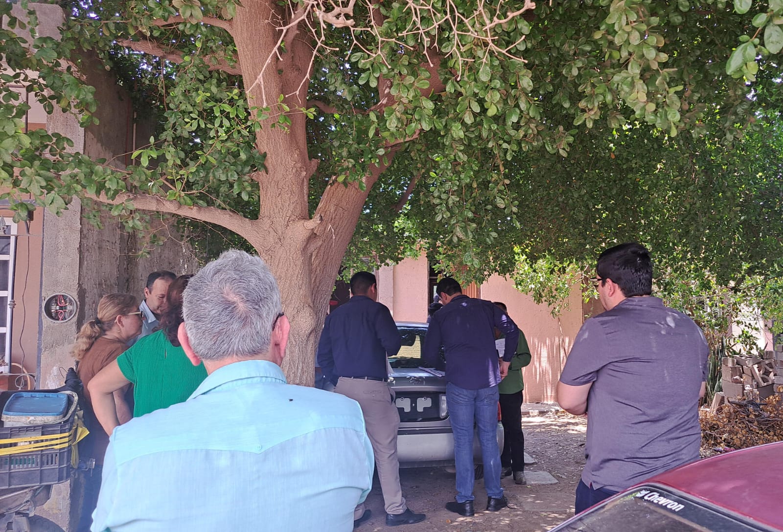 Vecinos afuera de la vivienda que intentaron desalojar