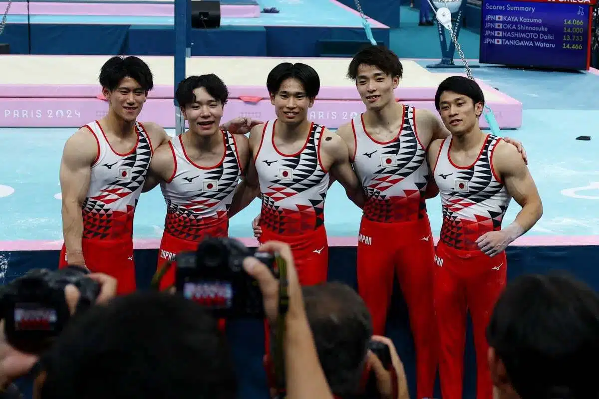 Japón logra la medalla de oro en la gimnasia masculina