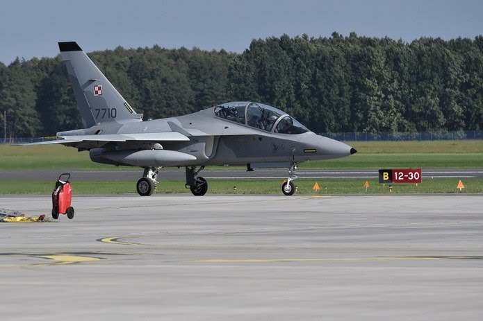 Jet de la Fuerza Aérea de Polonia se estrella y estalla en llamas