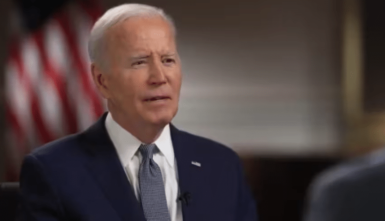 Joe Biden olvida el nombre de su secretario de Defensa y lo llama “el tipo negro”