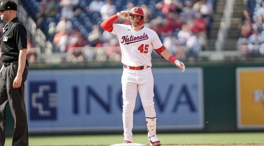 Joey Meneses es enviado a Triple A