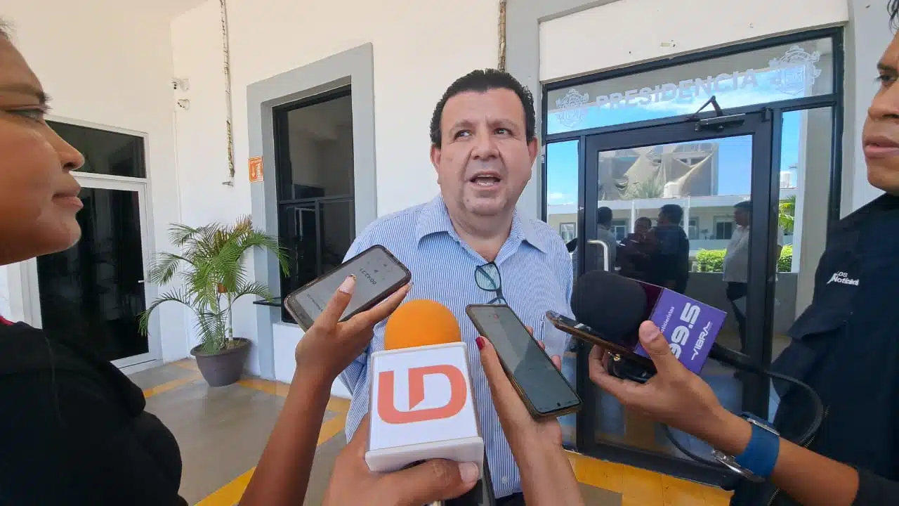 José Luis Zavala Cabanillas, subsecretario de promoción y competitividad económica, en entrevista con los medios de comunicación en Mazatlán