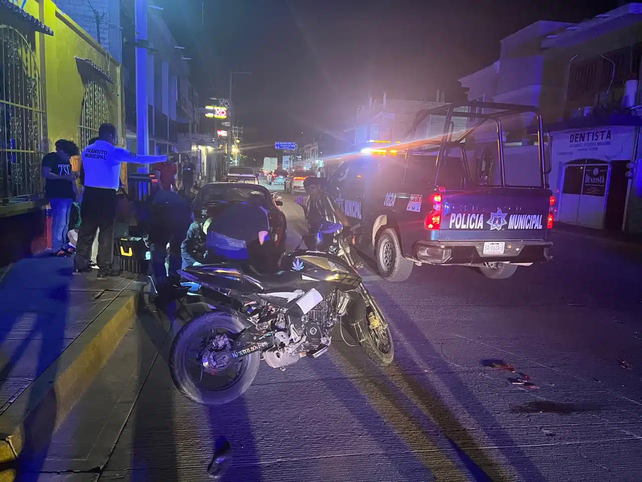 Joven motociclista resultó lesionado luego de chocar con un automóvil