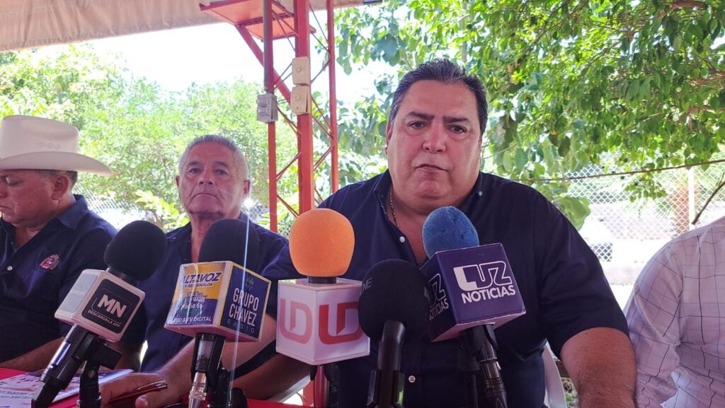 Juan Fernando Montoya Chinchillas, presidente de la Red Mayor del Valle del Fuerte, en conferencia de prensa con los medios de comunicación