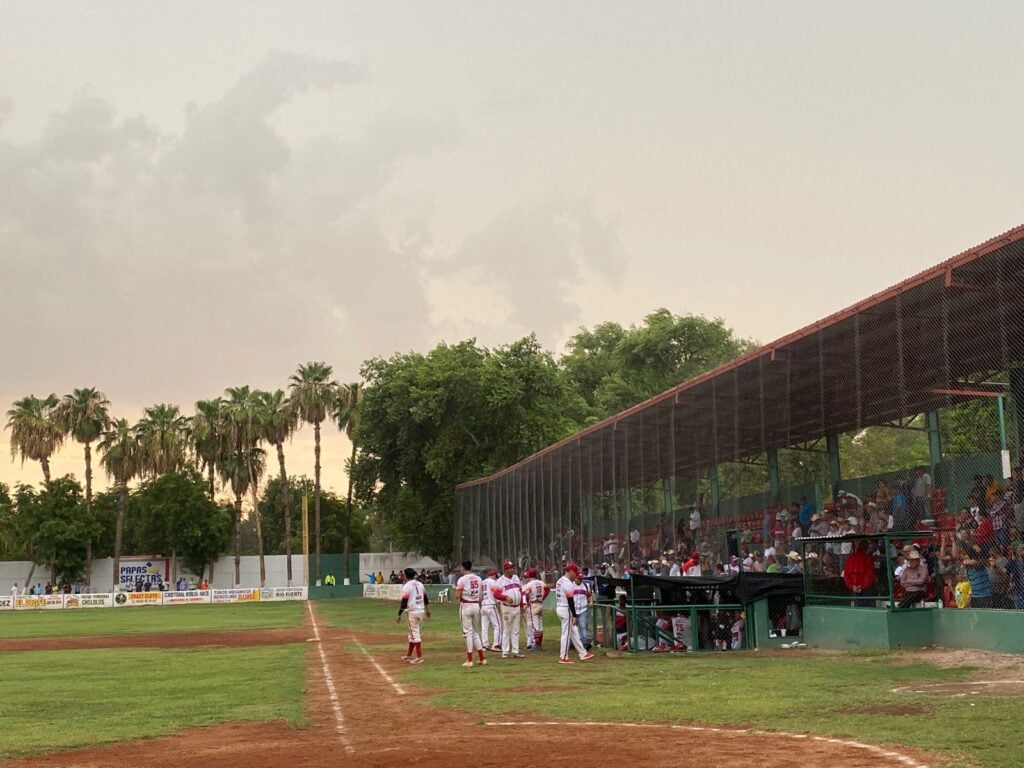 El juego vespertino fue suspendido unos minutos por lluvia en San Miguel