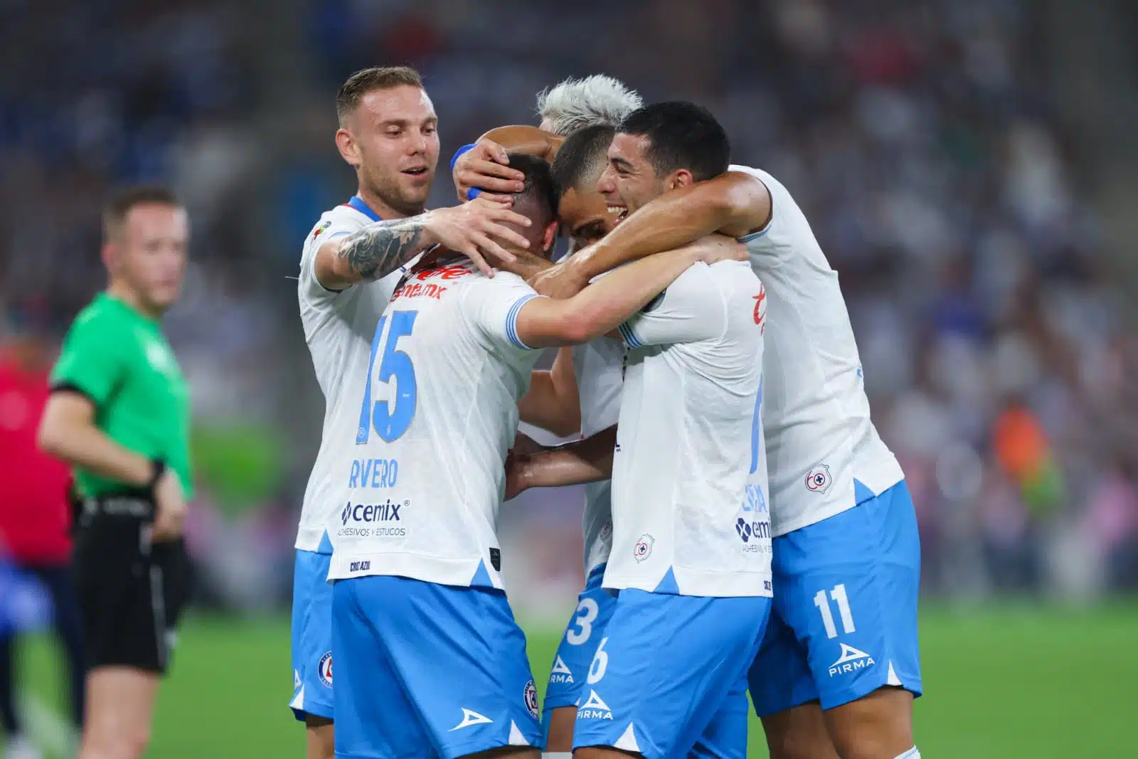 Jugadores de Cruz Azul celebrando tras vencer a Rayados de Monterrey
