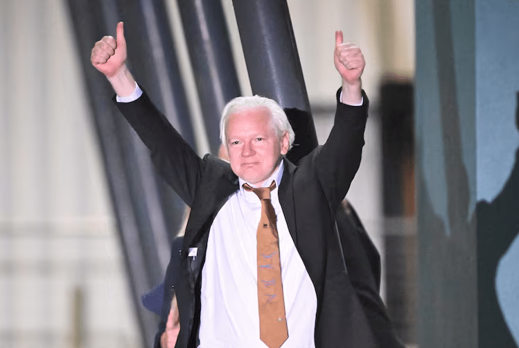 Julian Assange reaparece desde una playa australiana junto a su familia